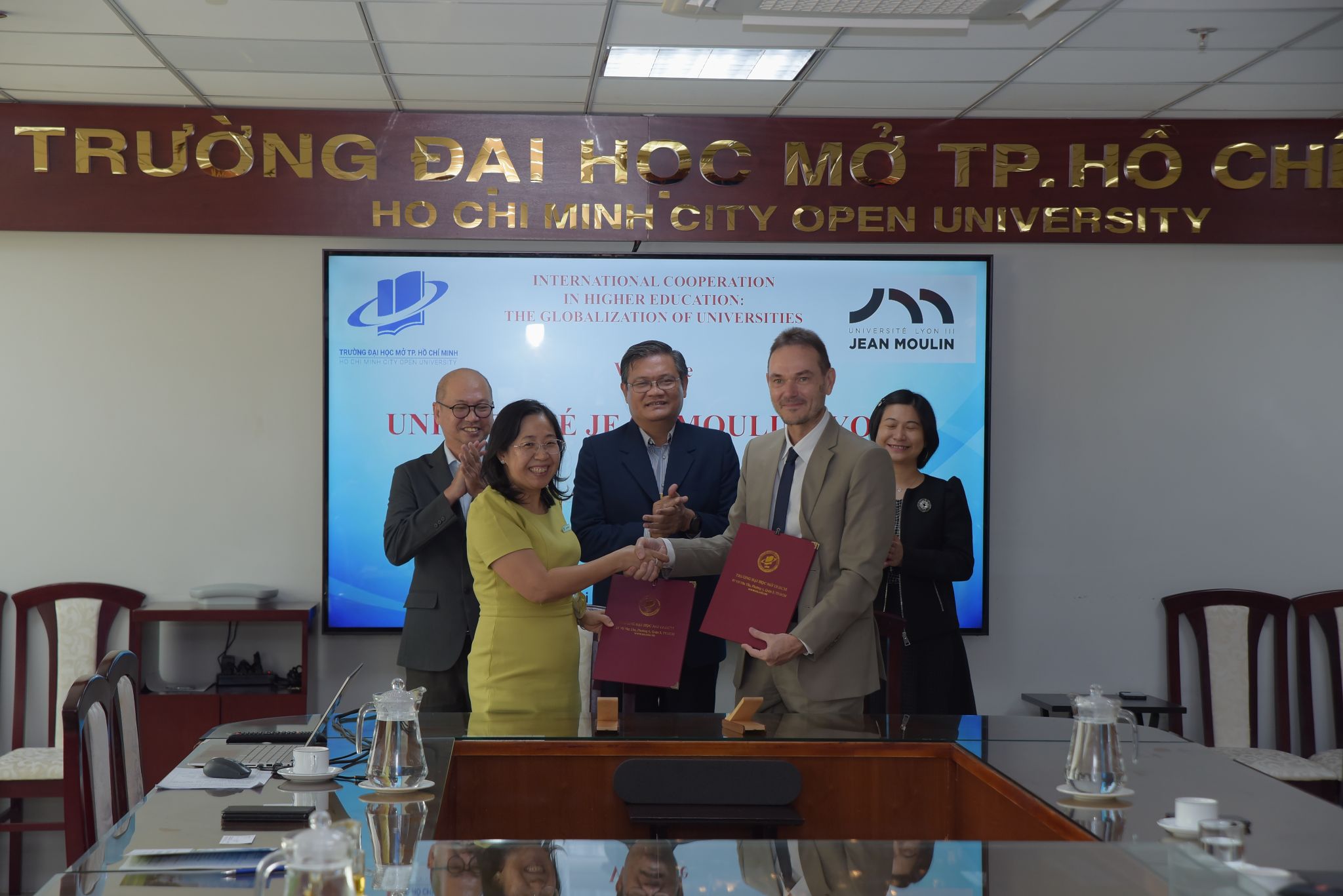 Photo signature partenariat Ho chi Minh City Open University