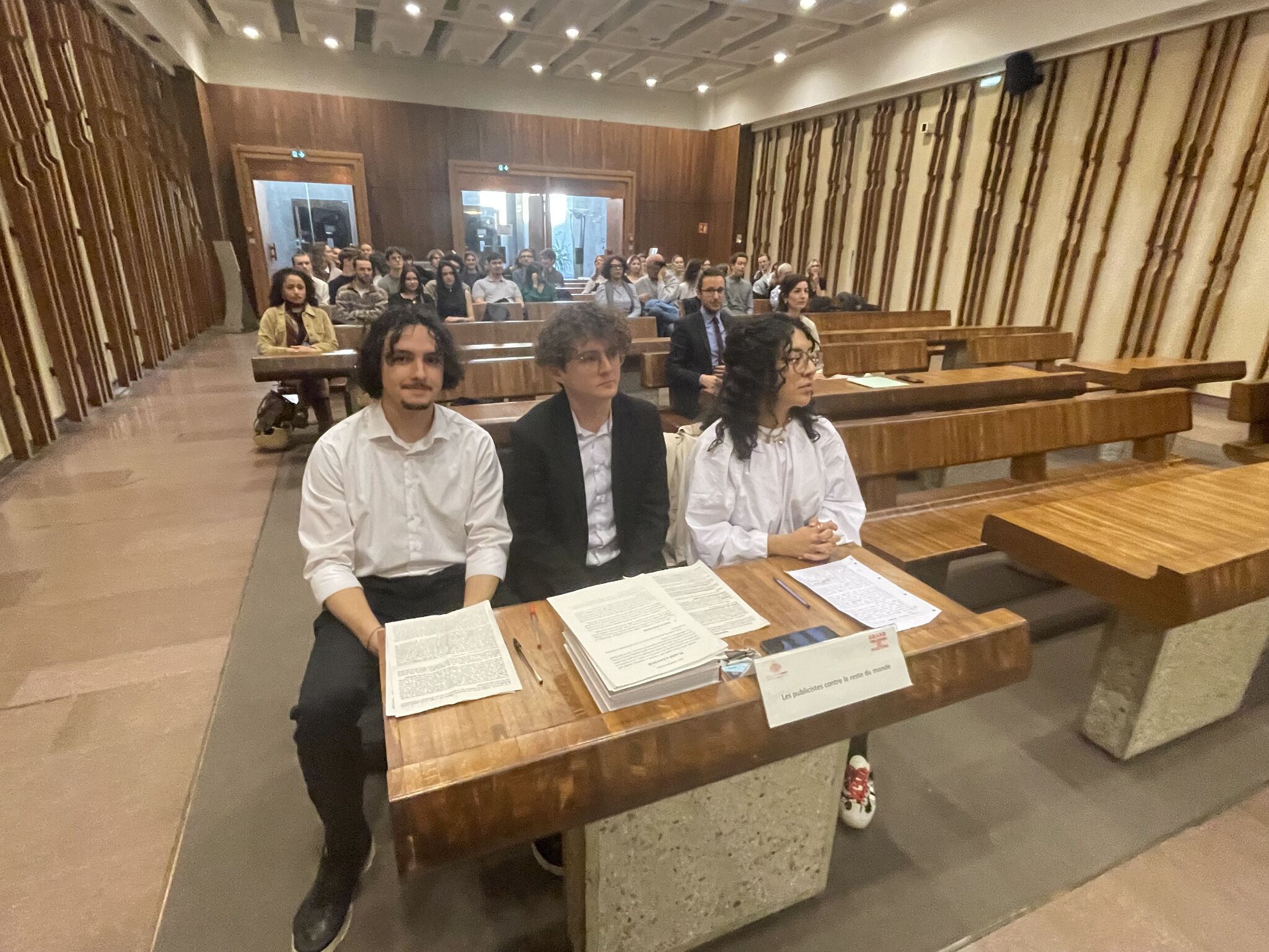 Les publicistes contre le reste du monde