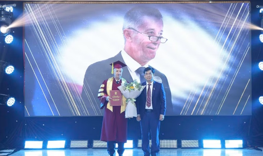 Laurent Grosclaude, directeur scientifique du master conjoint franco-vietnamien en droit