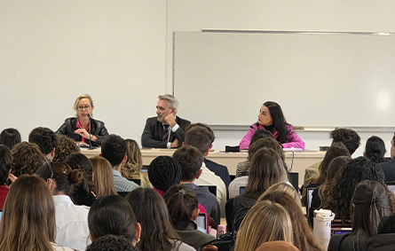 Vignette Regards croisés : 2 ambassadrices venues à la rencontre des Master Relations Internationales