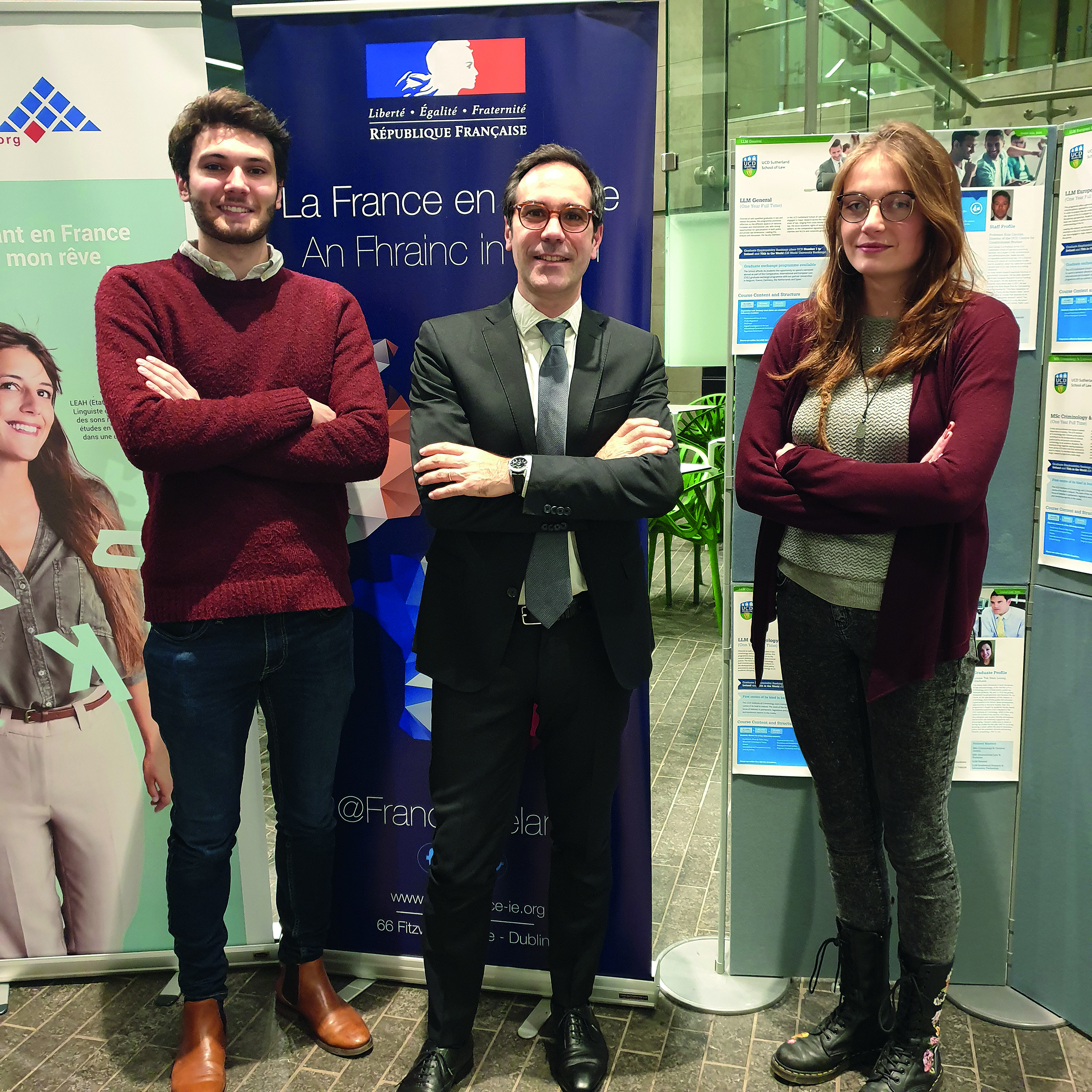 Cérémonie d'anniversaire des 20 ans des programmes français à l'University College of Dublin - Hervé de Gaudemar, doyen de la faculté de droit entouré de deux étudiants de master